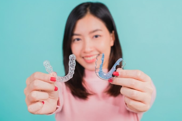 Traditional vs. Clear Retainers: Which Is Right for You?