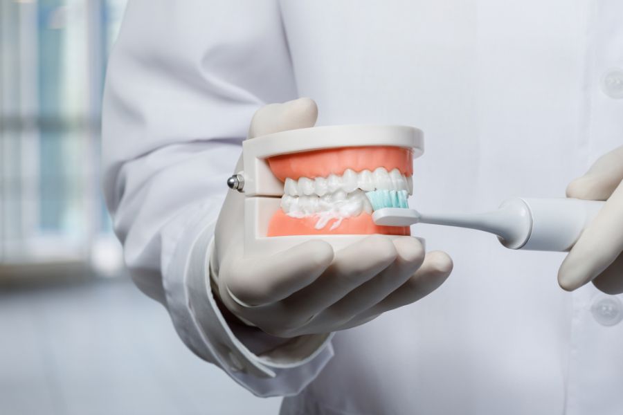 Maintaining oral hygiene with clear alginers